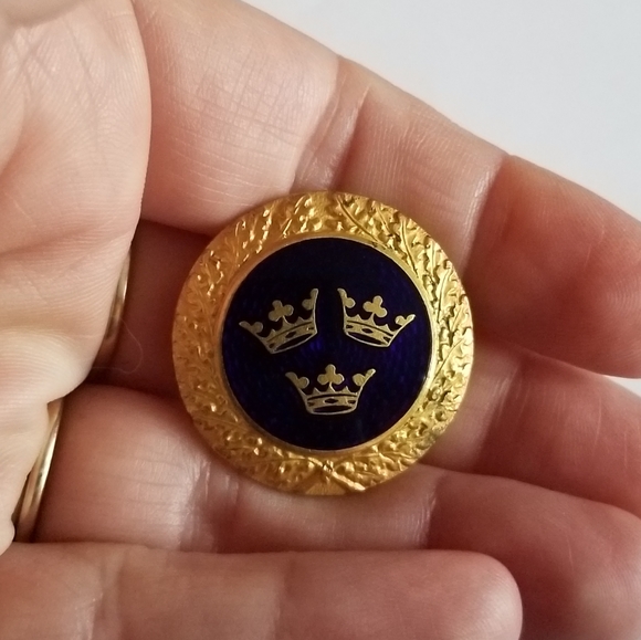 Vintage brooch Sporrong Sweden blue enamel gold tone three crown pin - Picture 5 of 16